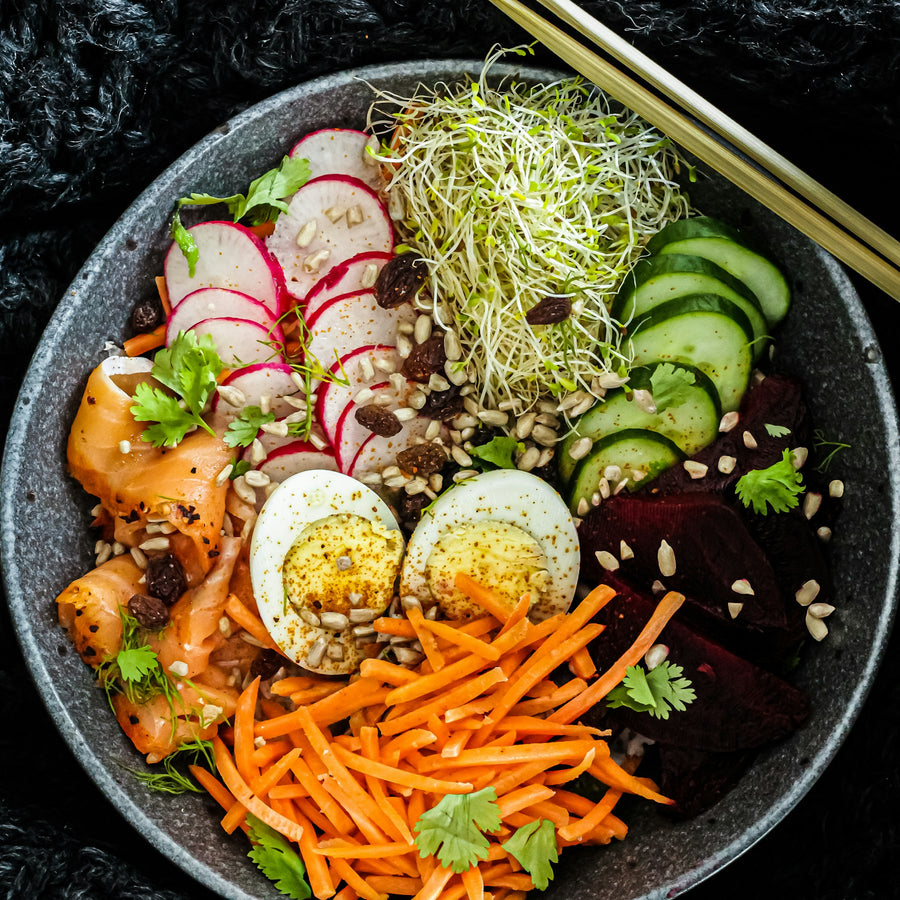 Bowl de ensalada saludable con verduras frescas